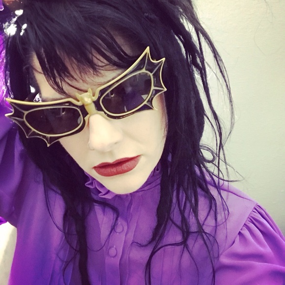 La Femme En Noir Vampira Sunglasses - Picture 2 of 4